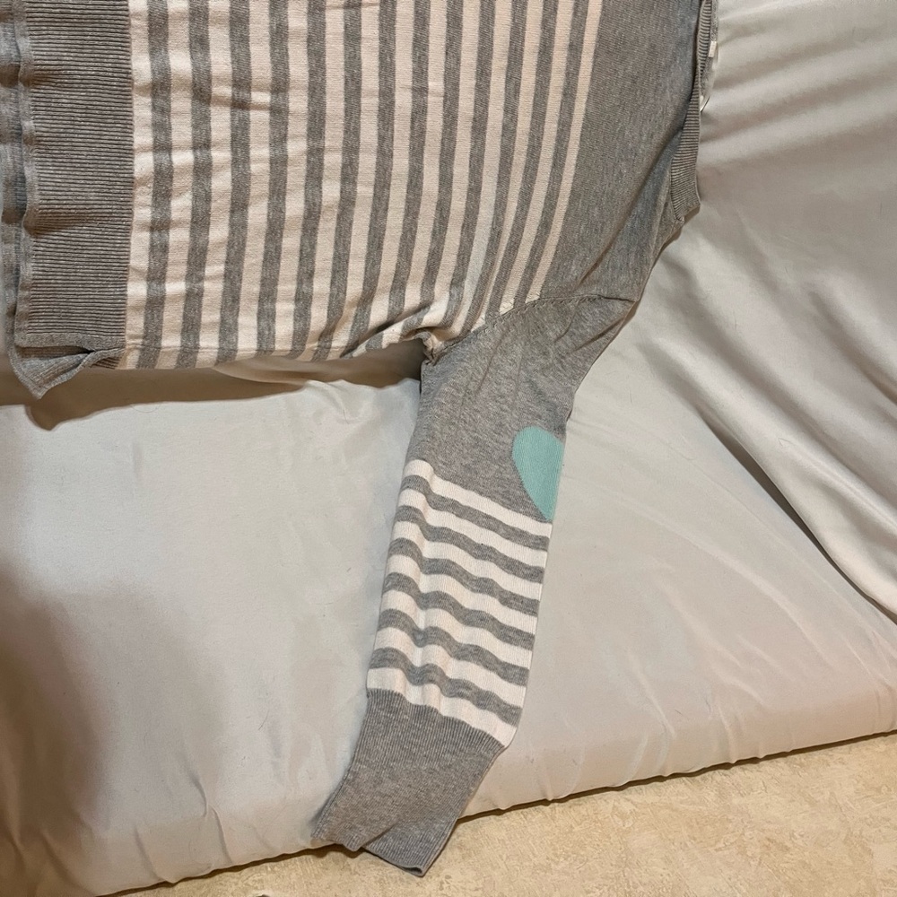 🩵Grey and White Striped Sweater very beautiful. 🌸 - Picture 4 of 12